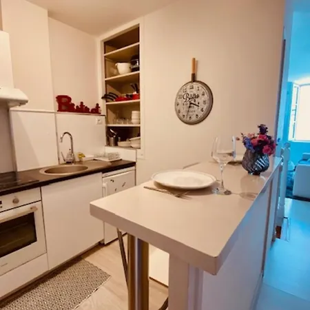 아파트 Bright Duplex 50m From The Port Of *